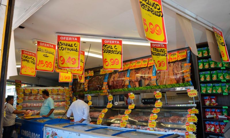 Etiquetas de preço em um açougue de supermercado